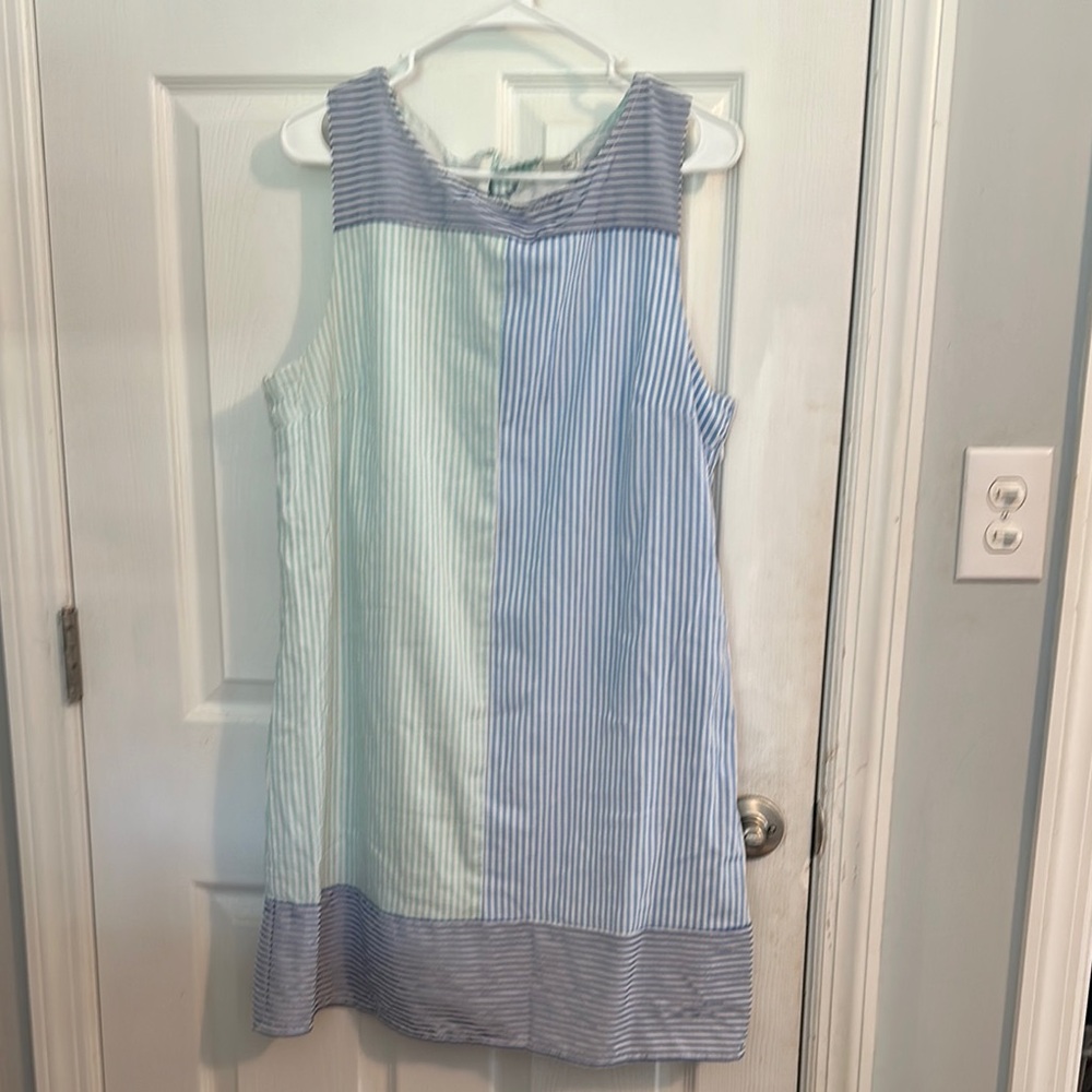 Vineyard Vines " Kentucky Derby" Women's striped dress with tied closure